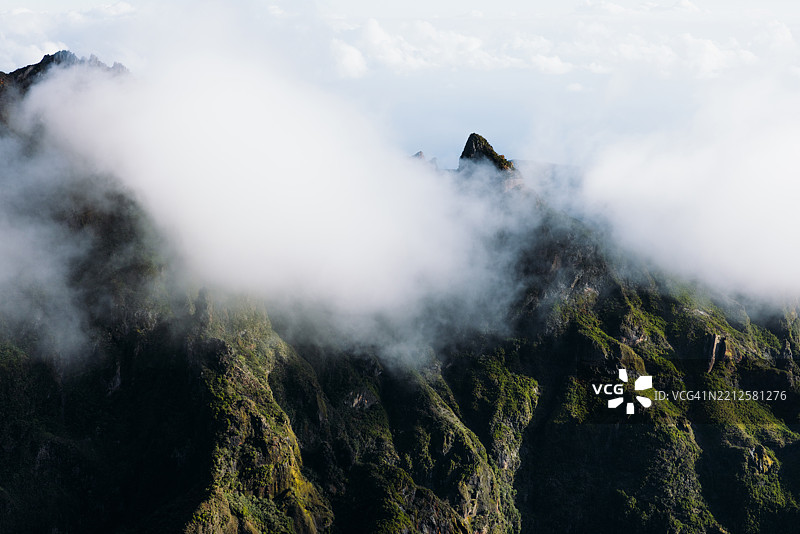令人惊叹的日出俯瞰雄伟的阿里埃罗山峰图片素材