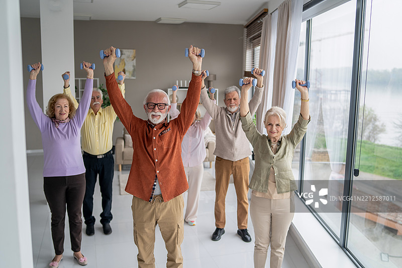 老年人进行举重健身锻炼图片素材