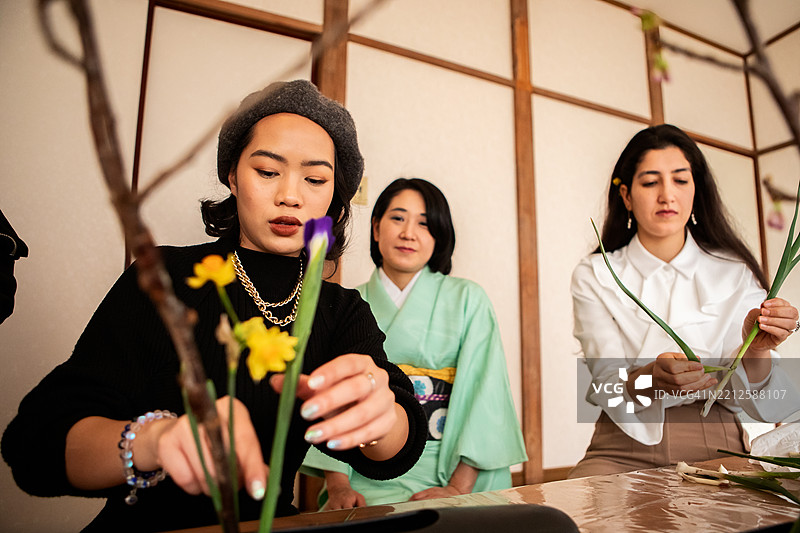 为来自外国的游客举办的花艺课程。图片素材