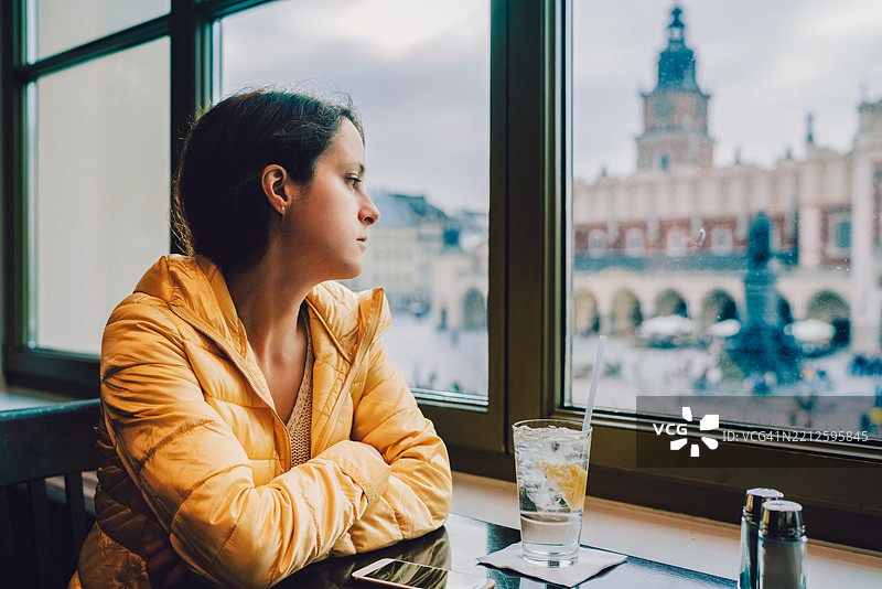 旅客在咖啡馆享受城市景观图片素材