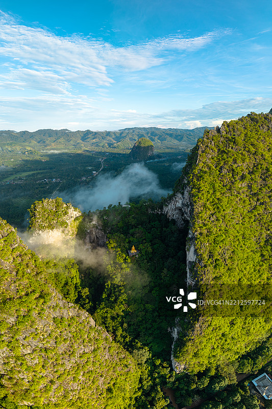 泰国春蓬省Tham Than Nam Lot山上的佛像鸟瞰图图片素材
