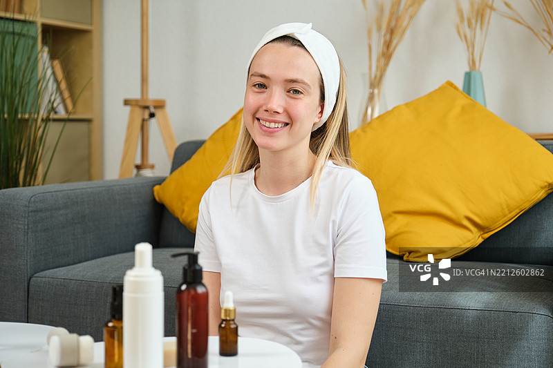 Young woman doing a product placement for her beauty blog图片素材