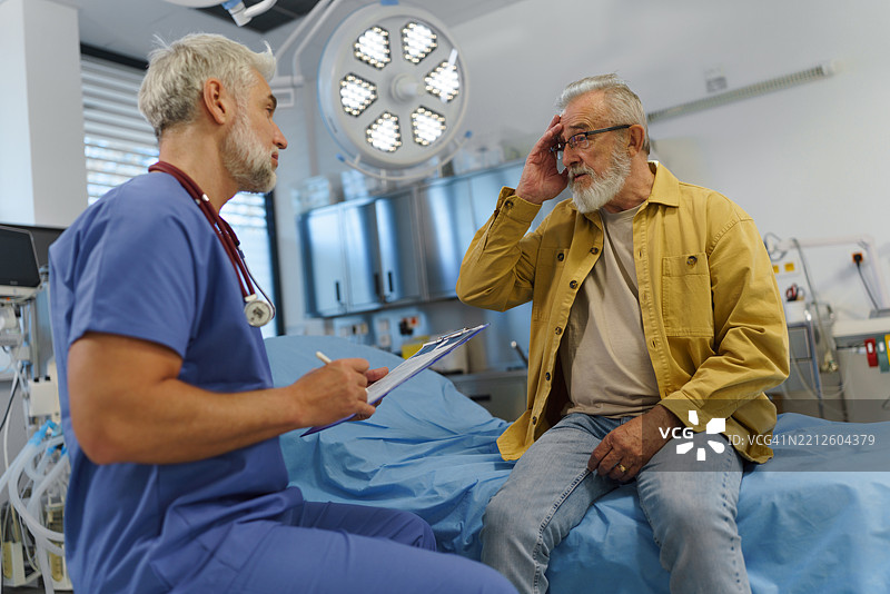 老年患者在检查室向医生解释健康问题。图片素材