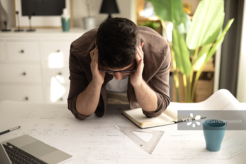 建筑承包商在家办公室分析计划。图片素材