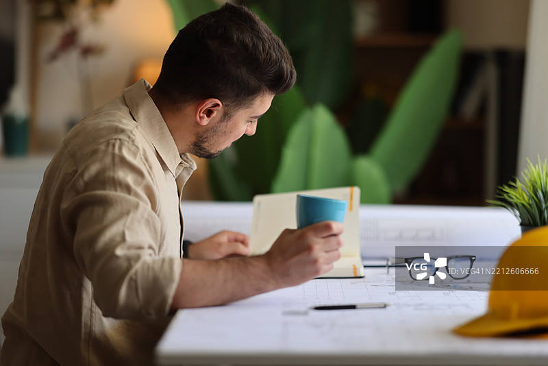 设计师正在进行一个大型项目图片素材