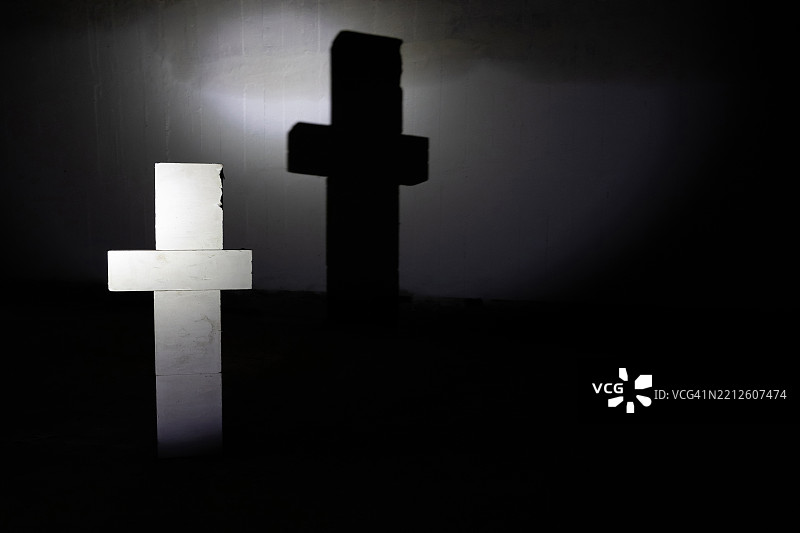 黑暗中带有阴影的宗教十字架图片素材