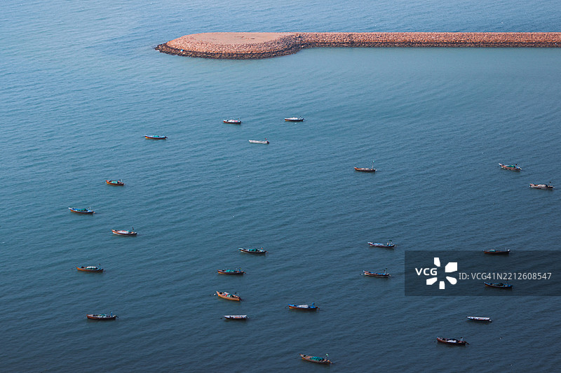 高角度视图的海上船只图片素材