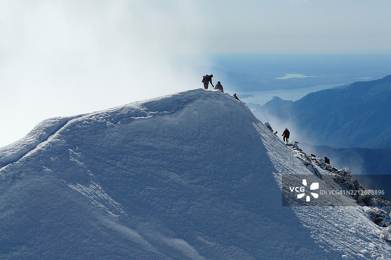 瑞士阿尔卑斯山的登山者剪影攀登韦斯米斯山图片素材