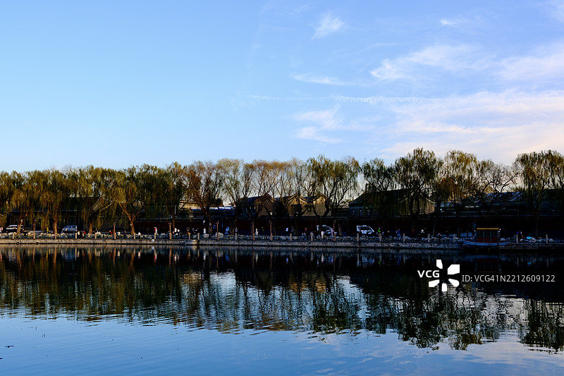 湖边的树木与天空相映成趣图片素材