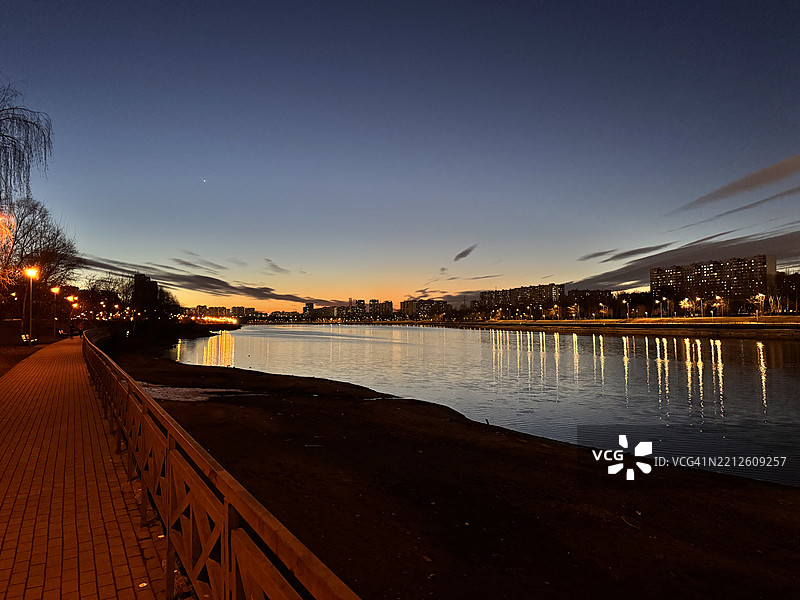 日落时分，俄罗斯河流与天空的美丽景色图片素材