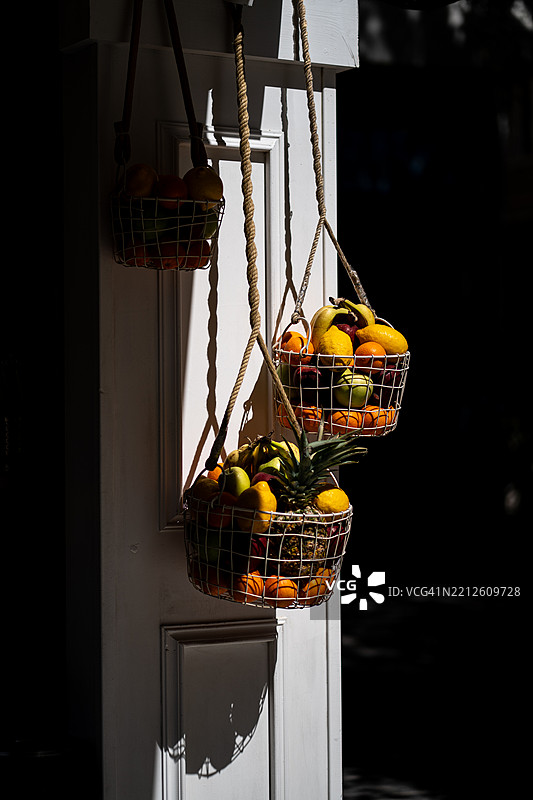挂在墙上的篮子里装满水果的特写镜头图片素材