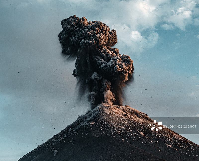 低角度视图的岩石形成与天空相对图片素材