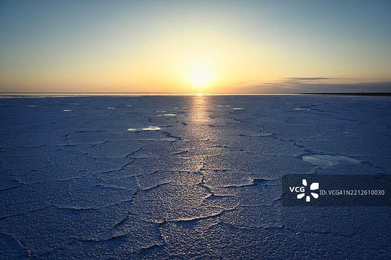 埃尔顿湖表面的裂纹盐图片素材
