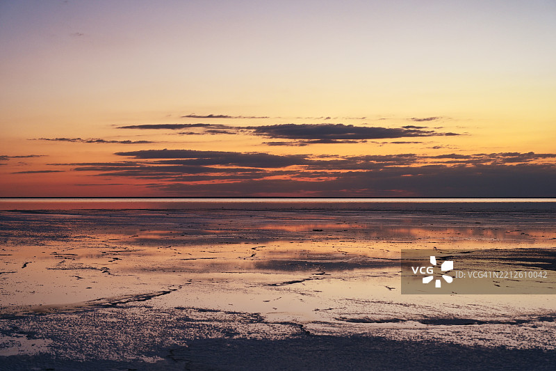 埃尔顿湖上夕阳西下的绚丽色彩图片素材