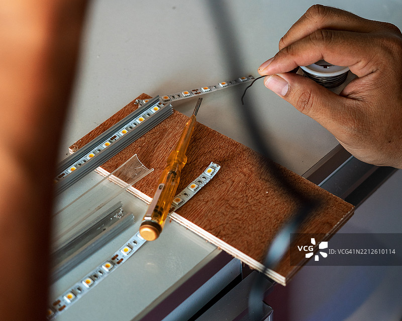 用于电子工作的LED灯带，连接LED灯带的方式图片素材