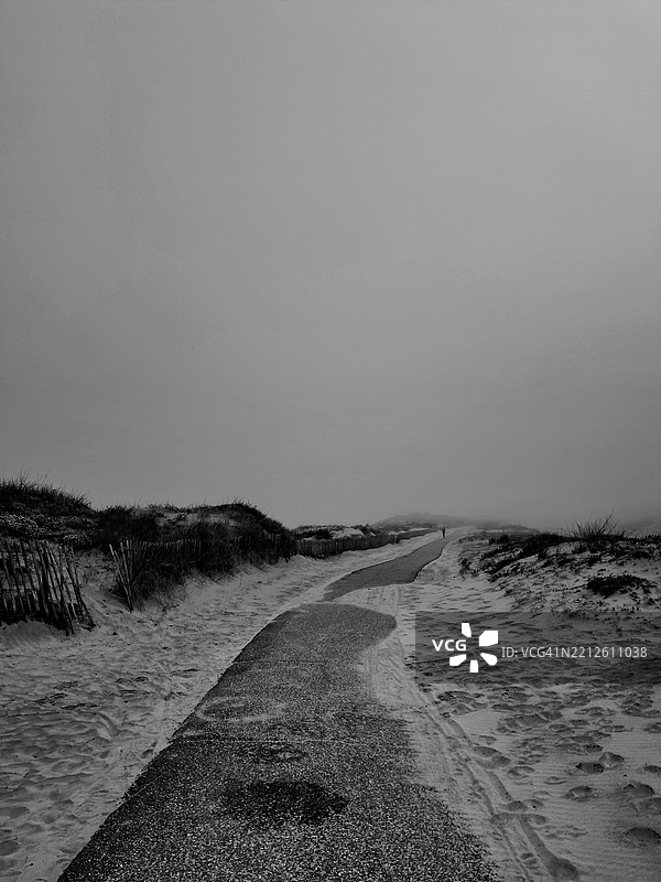 法国吉朗德的清澈天空下的海滩美景图片素材