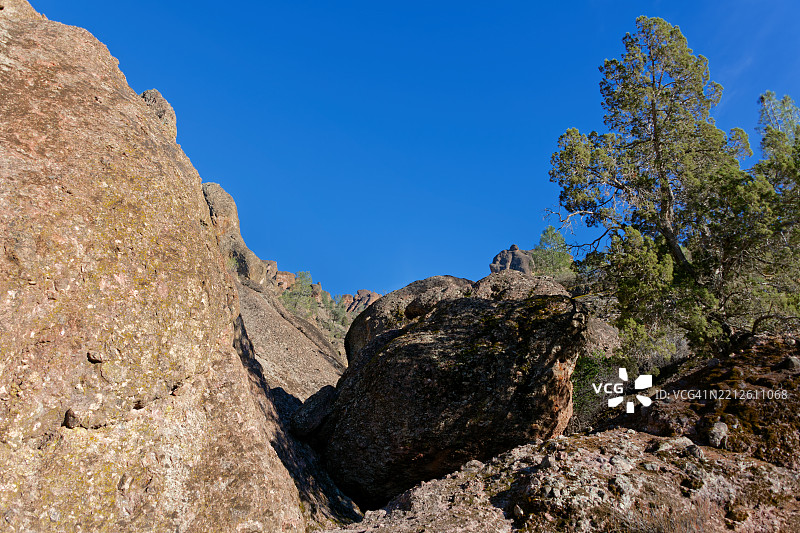 仰望加利福尼亚州圣本尼托县的尖峰国家公园高峰图片素材