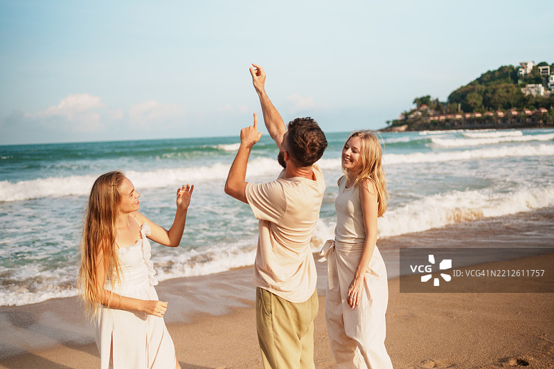 一群朋友在美丽的海滩上分享快乐时光图片素材