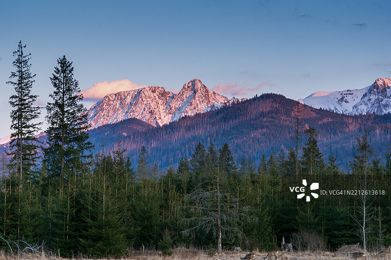 雪山与天空的美丽景色图片素材