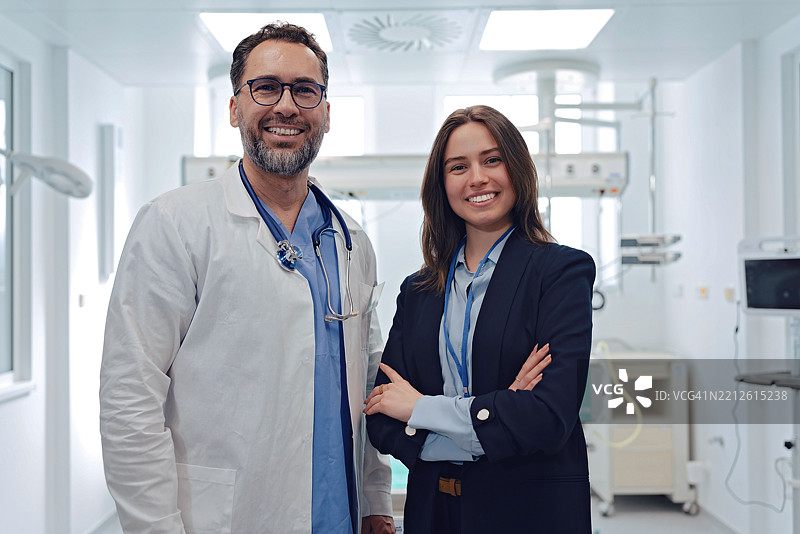 女性医院经理站在医生旁边，医院环境。图片素材