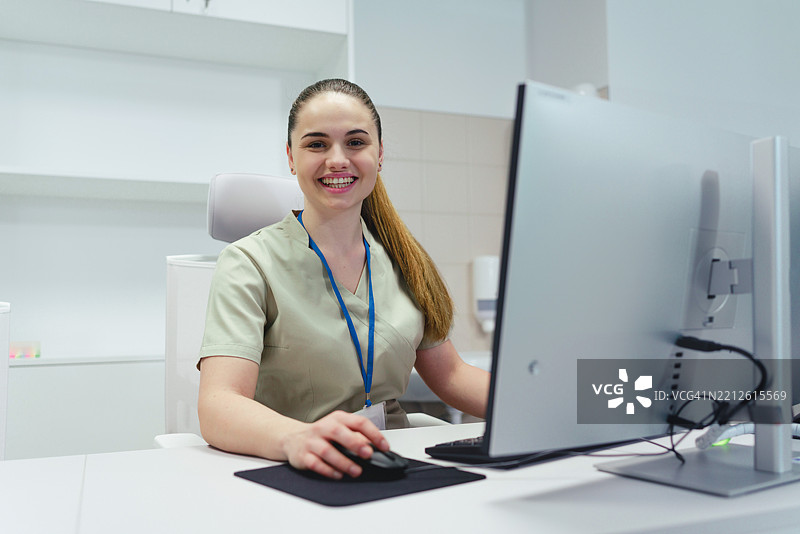 医院中年轻女性护士或接待员的肖像。图片素材