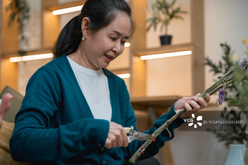 一对恩爱老人在家中，男人向女人赠送鲜花图片素材