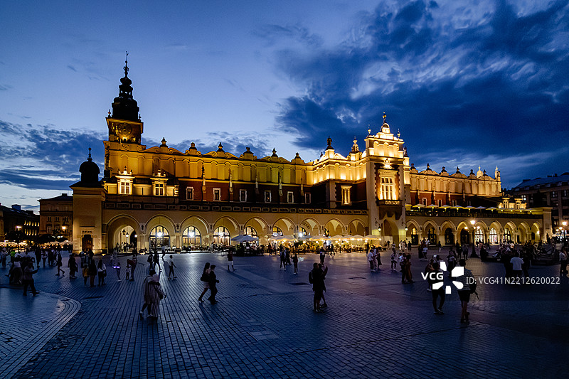 克拉科夫主市场广场夜间的照明布料大厅图片素材