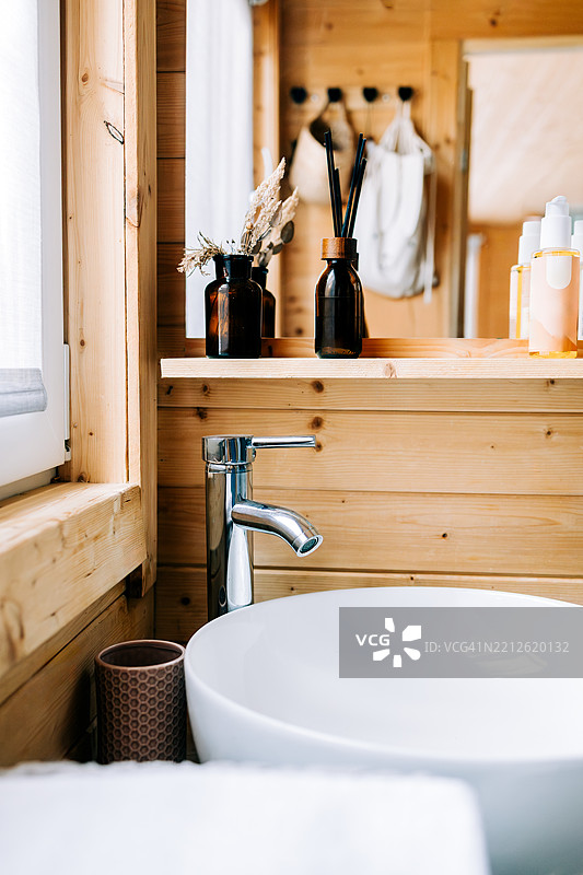木质室内的浴室洗手池图片素材