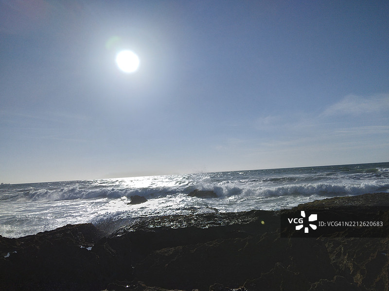 大海和神奇的日落令人惊叹，大自然的美丽令人屏息。图片素材