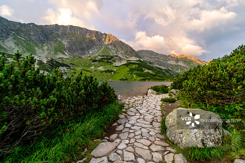 通往波兰高塔特国家公园普热德尼湖的石头小径图片素材