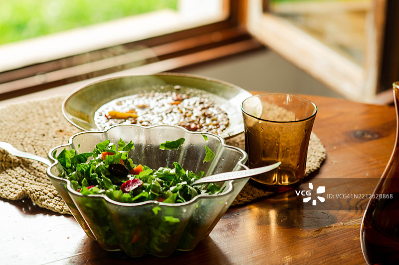 健康午餐，窗边有新鲜沙拉和扁豆汤图片素材