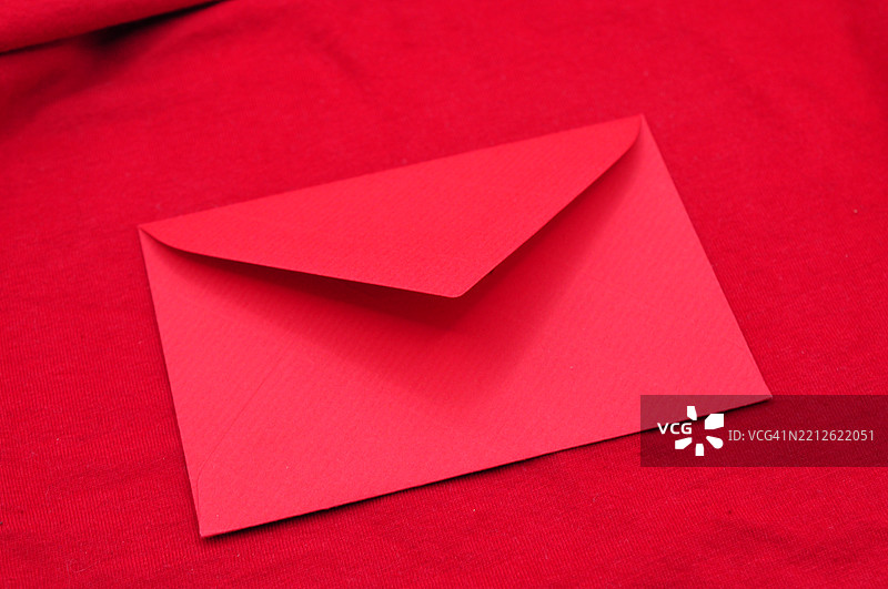 红色织物上的红包特写图片素材