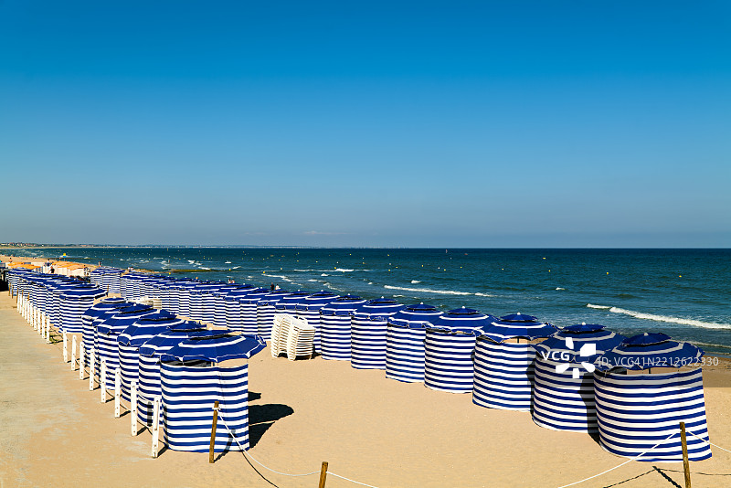 清澈天空下的海滩美景图片素材