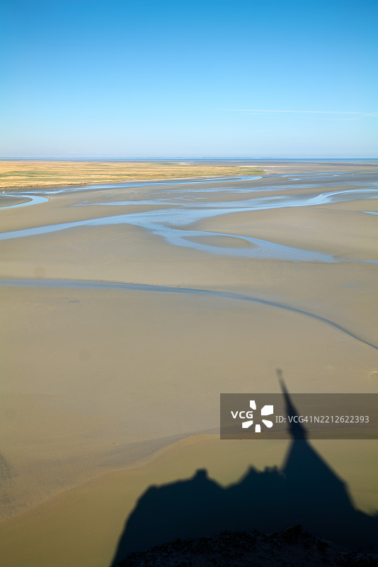 法国诺曼底圣米歇尔山的低潮航拍视角，修道院的轮廓清晰可见。图片素材