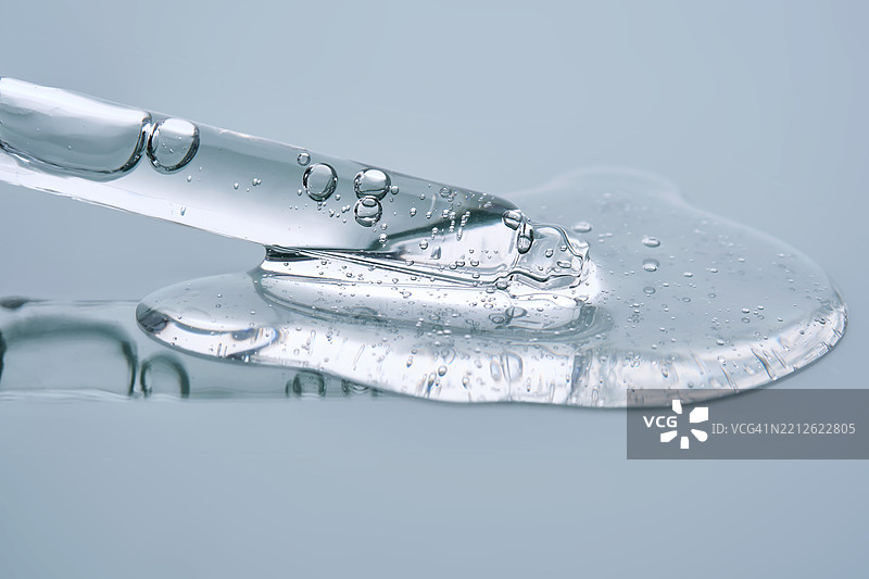 蓝色背景上的带血清的移液管 产品质感图片素材