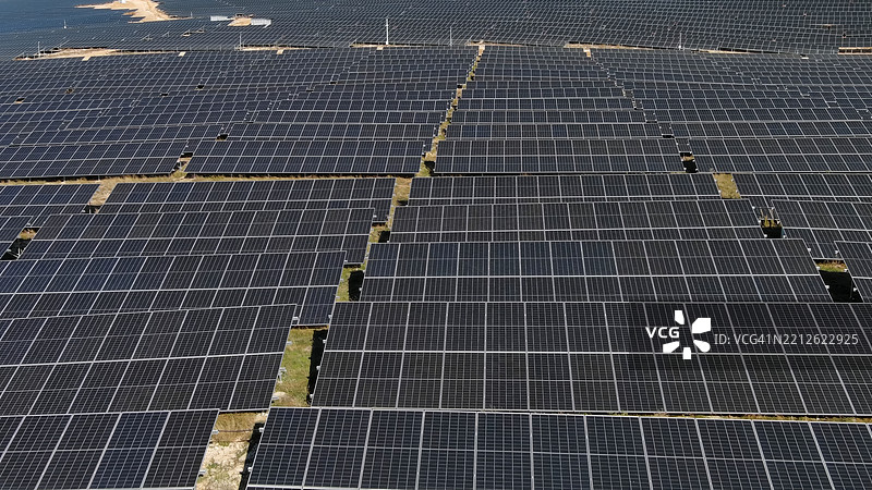 太阳能发电站的鸟瞰图图片素材
