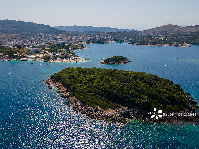 阿尔巴尼亚里维埃拉的克萨米尔全景，克萨米尔岛屿位于萨兰达附近。图片素材