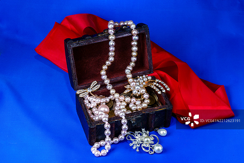 桌子上的珠宝和盒子的特写图片素材