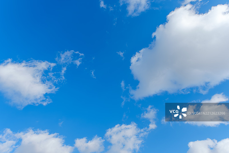 低角度仰望天空图片素材