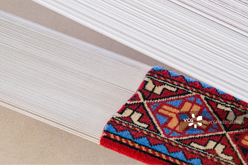 传统羊毛东方红的织造工艺图片素材