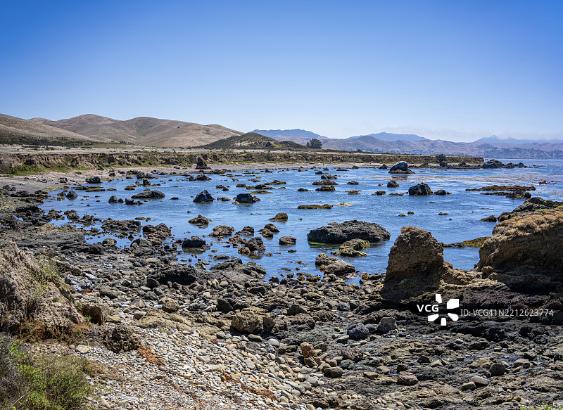 加利福尼亚州埃斯特罗布拉夫州立公园，清澈蓝天下的海景图片素材