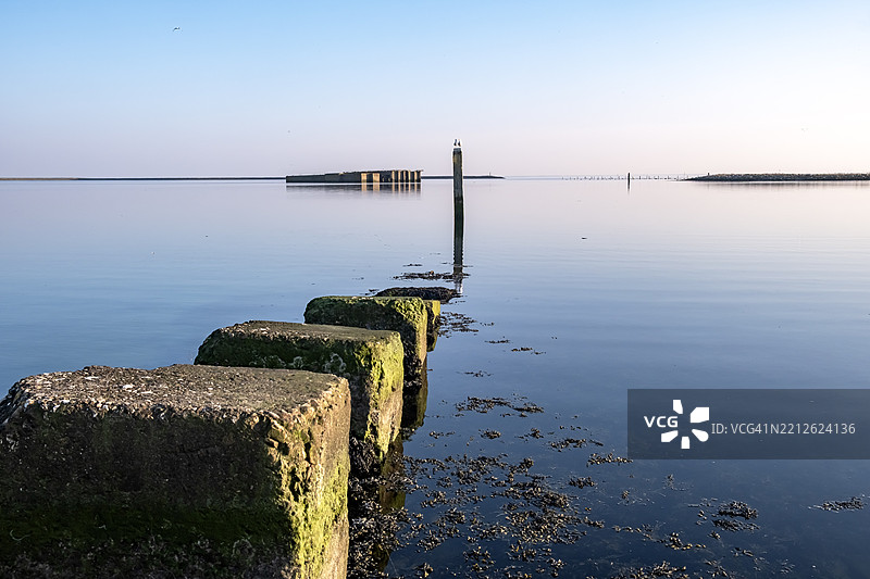 清澈天空下的海洋美景图片素材