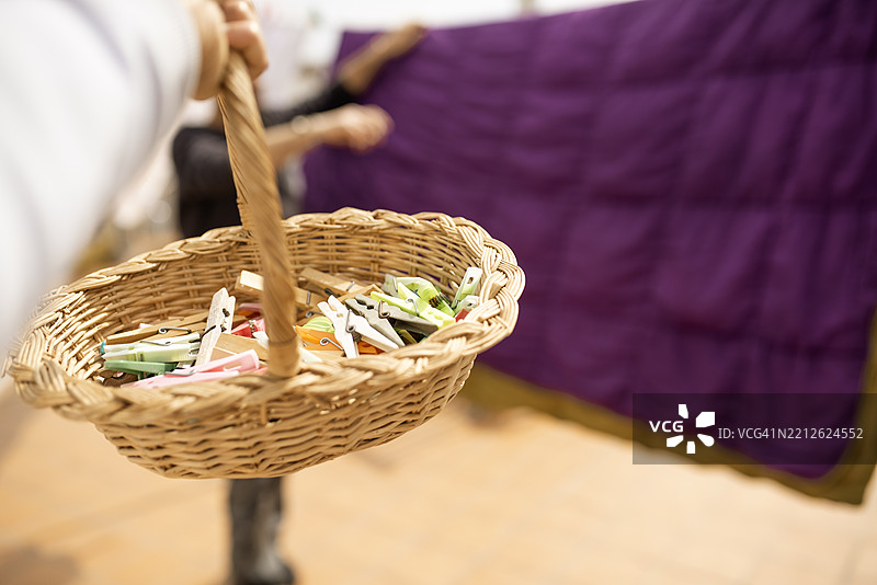 一个装有衣夹的篮子，家务，洗衣和晾衣服图片素材