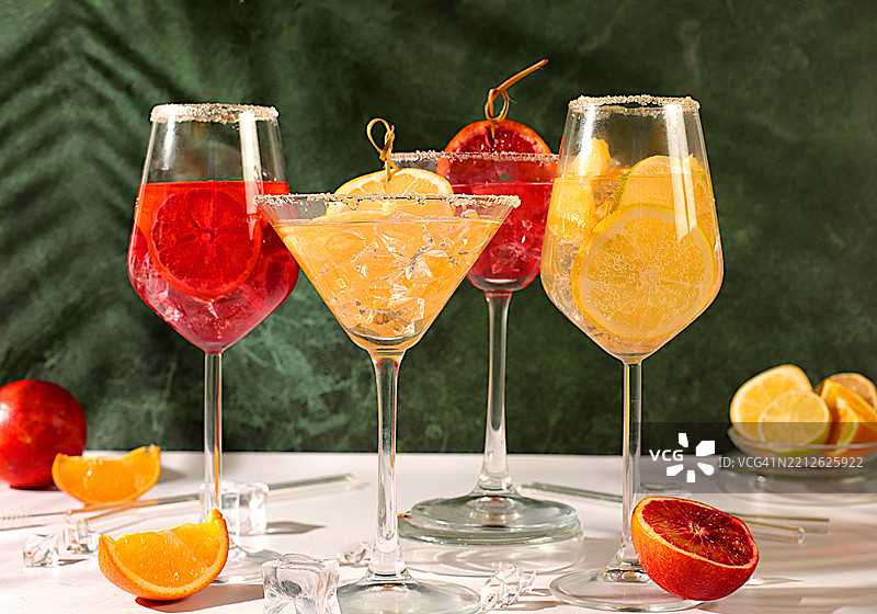 各种酒精饮料和热带水果的横幅 鸡尾酒由水果、冰块、朗姆酒和龙舌兰酒组成 夏季派对和放松概念 酒吧或咖啡馆菜单图片素材