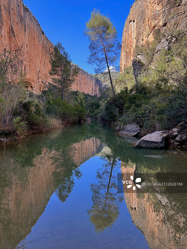 西班牙瓦伦西亚的苏利亚湖美景与天空相映成趣图片素材