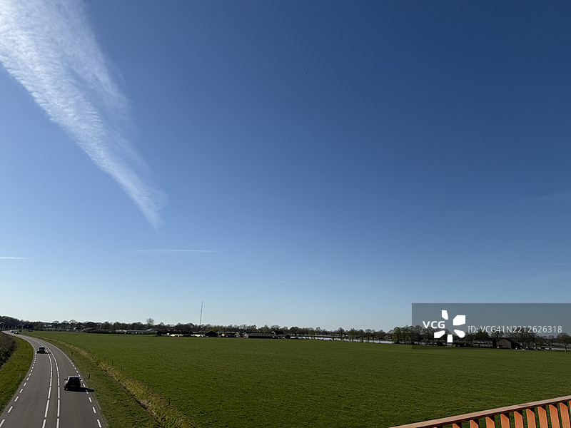 荷兰蓝天映衬下的农业田野美景图片素材