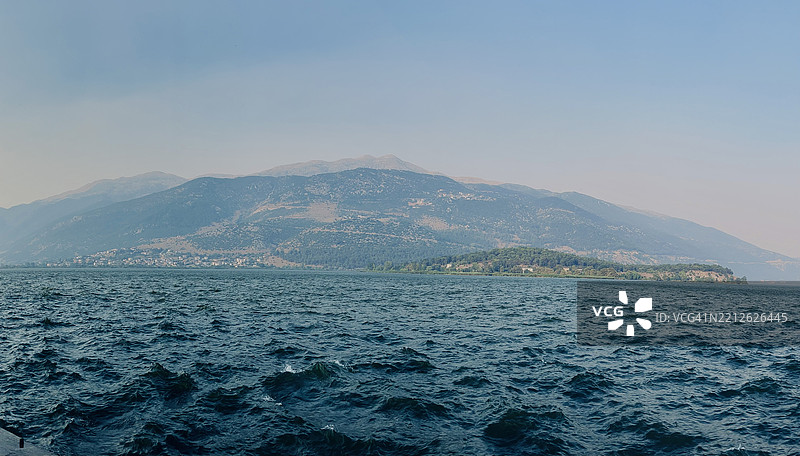 希腊伊庇鲁斯州伊奥尼纳的清澈天空下的海景图片素材