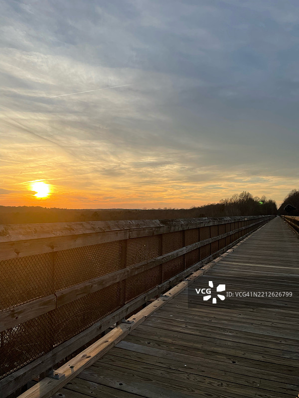 日落时分，弗吉尼亚州坎伯兰县的天空与风景的美丽景色图片素材