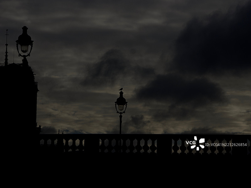 街灯的剪影映衬在天空中图片素材