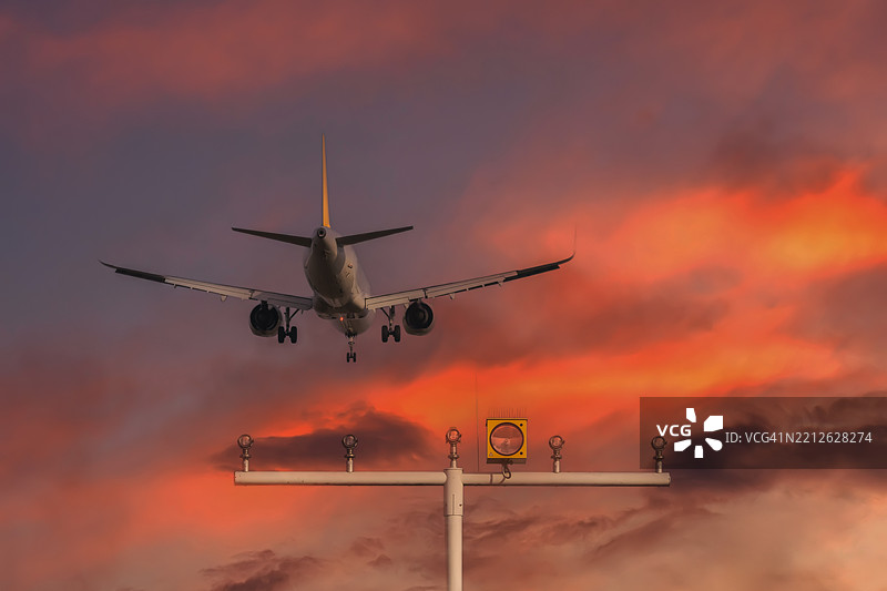 日落时分降落的客运飞机图片素材